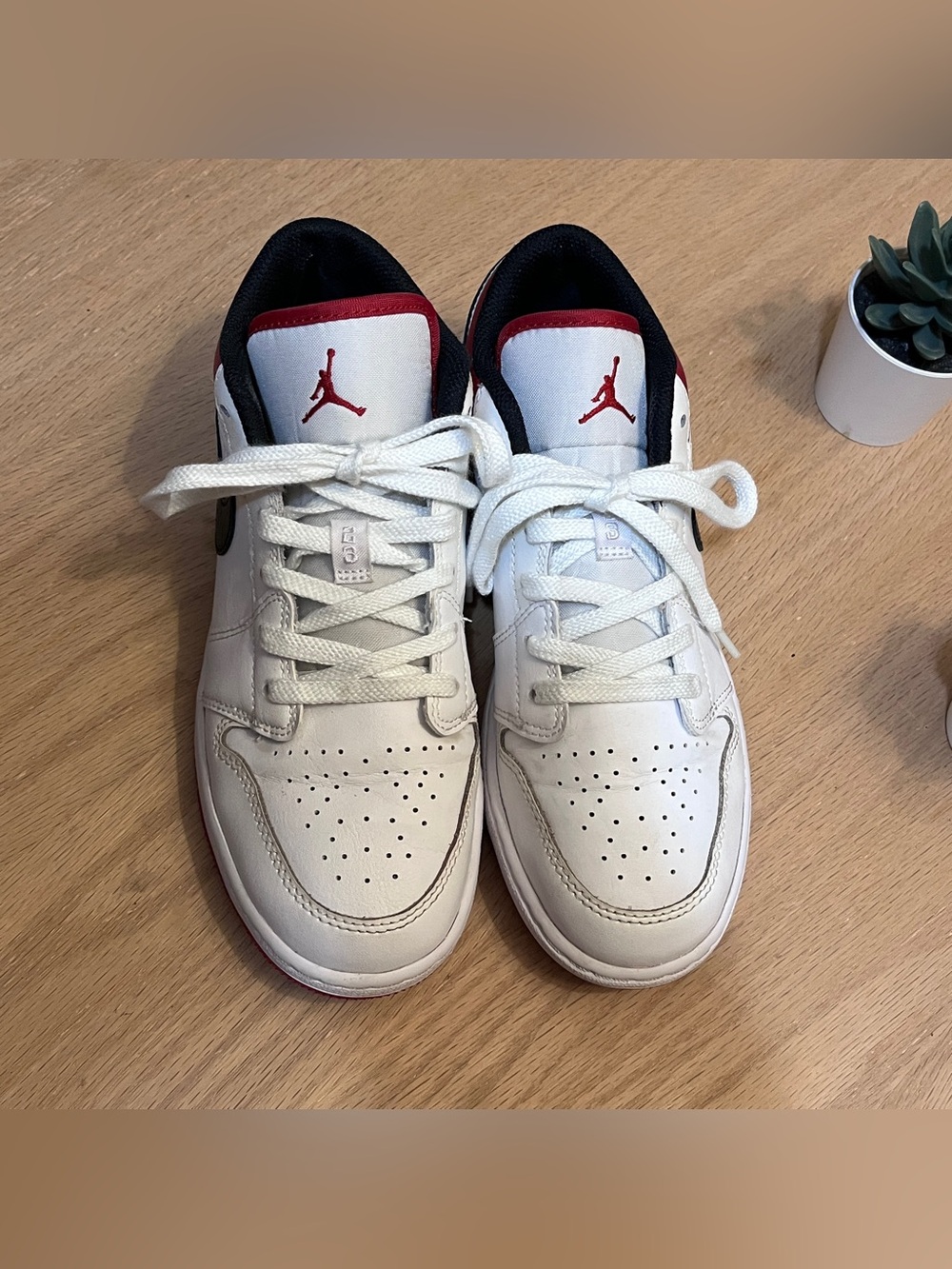 Nike Air Jordan 1 Low (GS) White Gym Red Sneakers in size 5 youth / 6.5 Woman’s - Picture 3 of 8